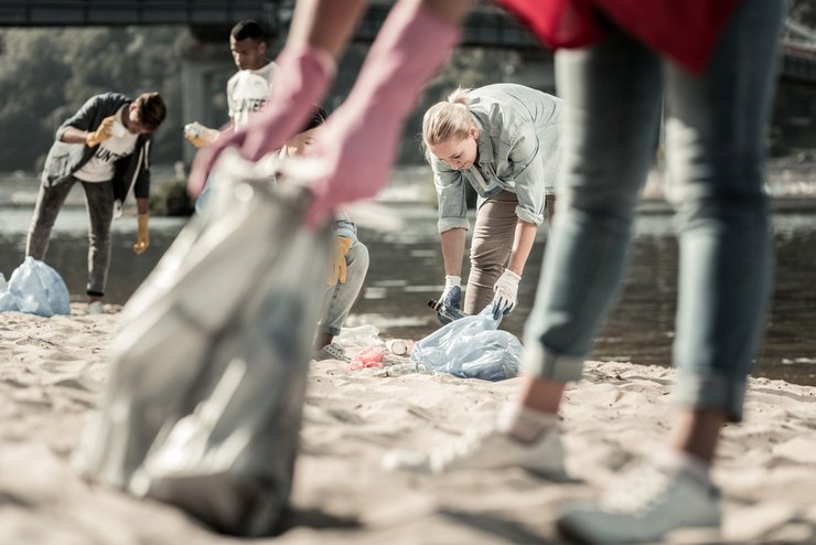 volunteering cleaning beach